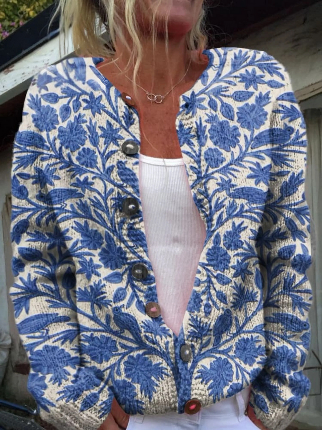 Krásný seersuckerový župan s květinovým vzorem a zapínáním na knoflíky