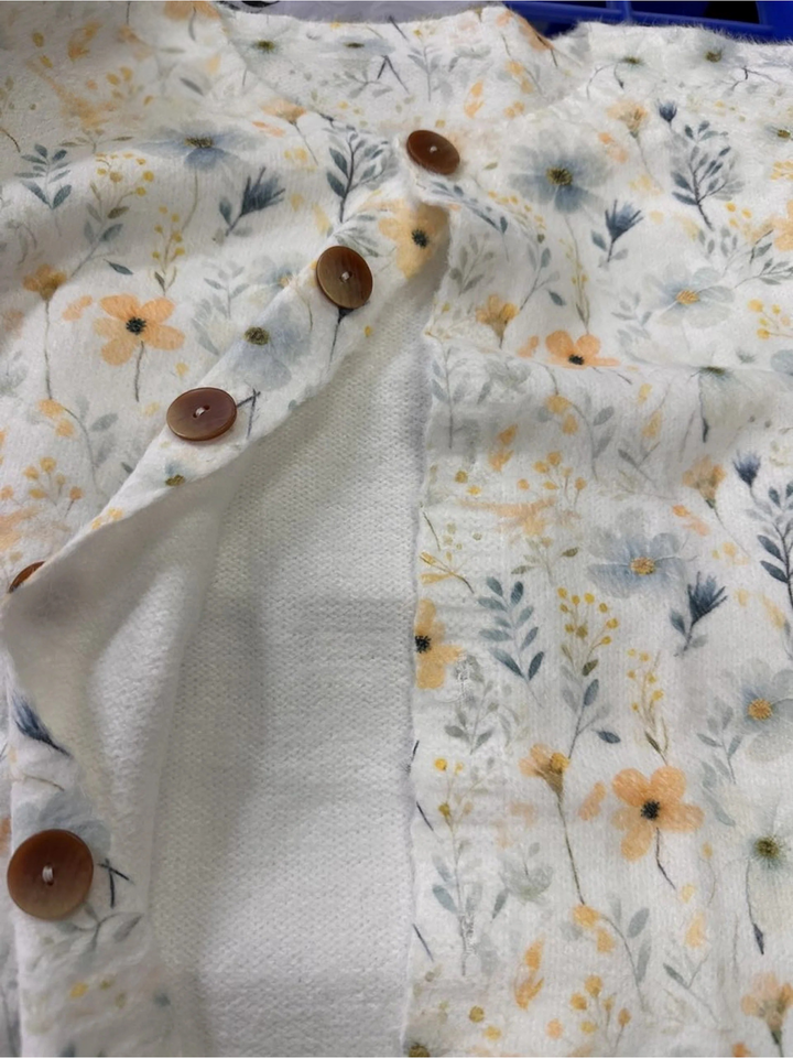 Krásný seersuckerový župan s květinovým vzorem a zapínáním na knoflíky