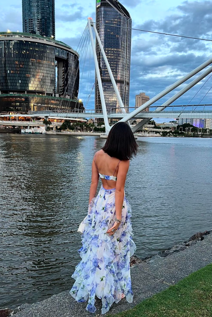 Gloria - Květinové maxi šaty s rozparhem a výstřihem