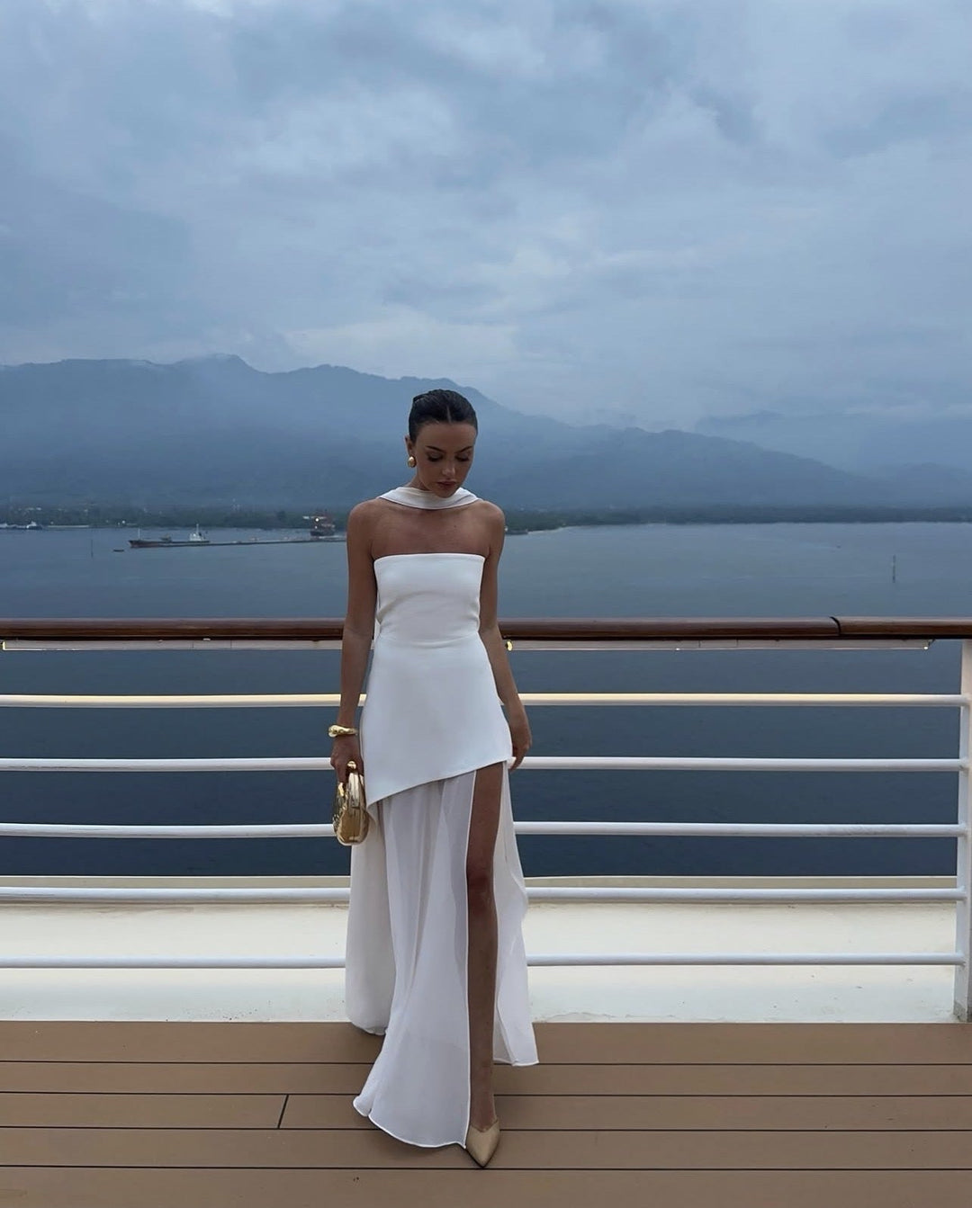 Ariadne – Bezramínkové maxi šaty s patchworkovou síťovinou a asymetrickým střihem