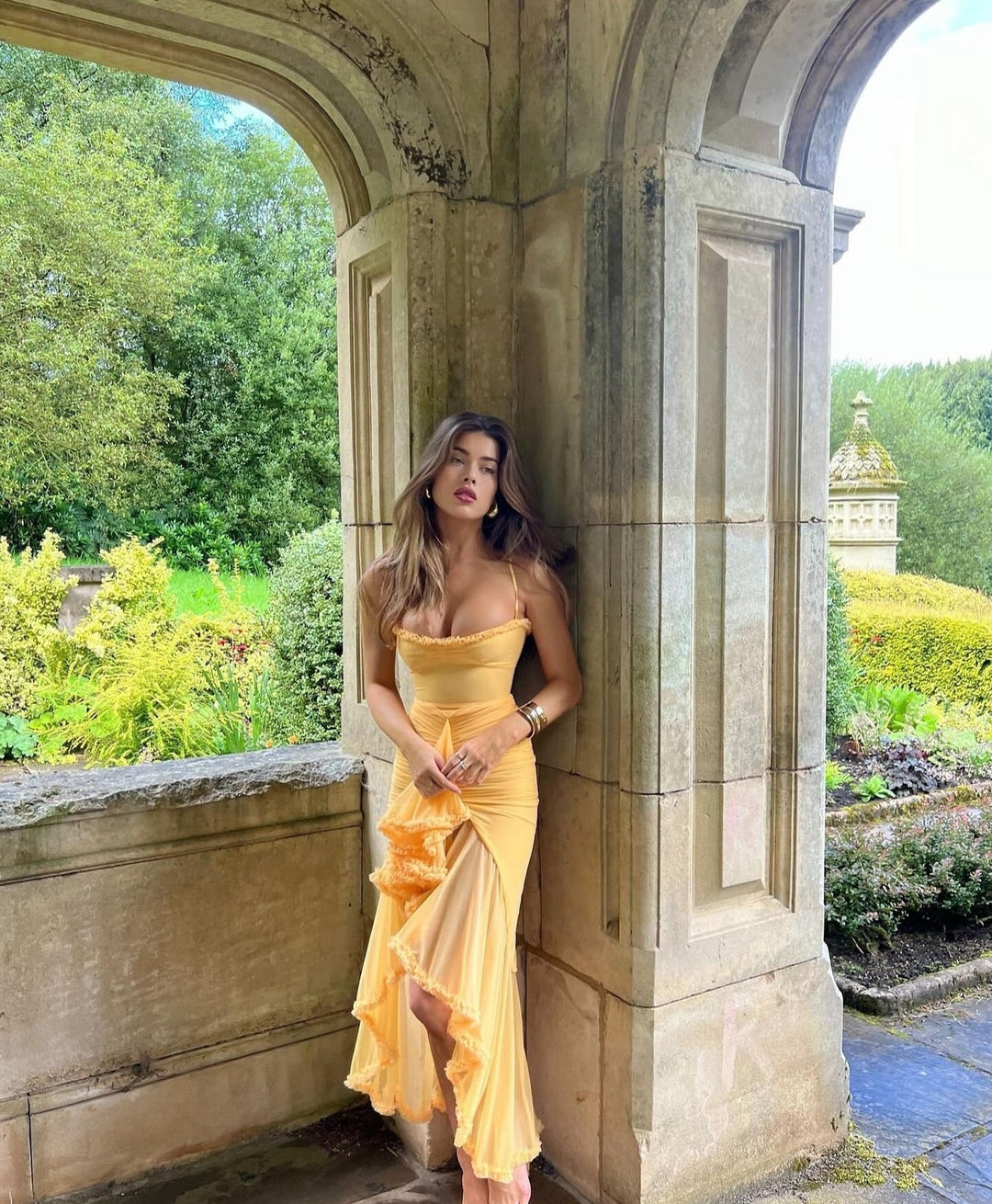 Fauna - Šaty s nařaseným volantem a zapínáním ve tvaru zobáku pro večírek