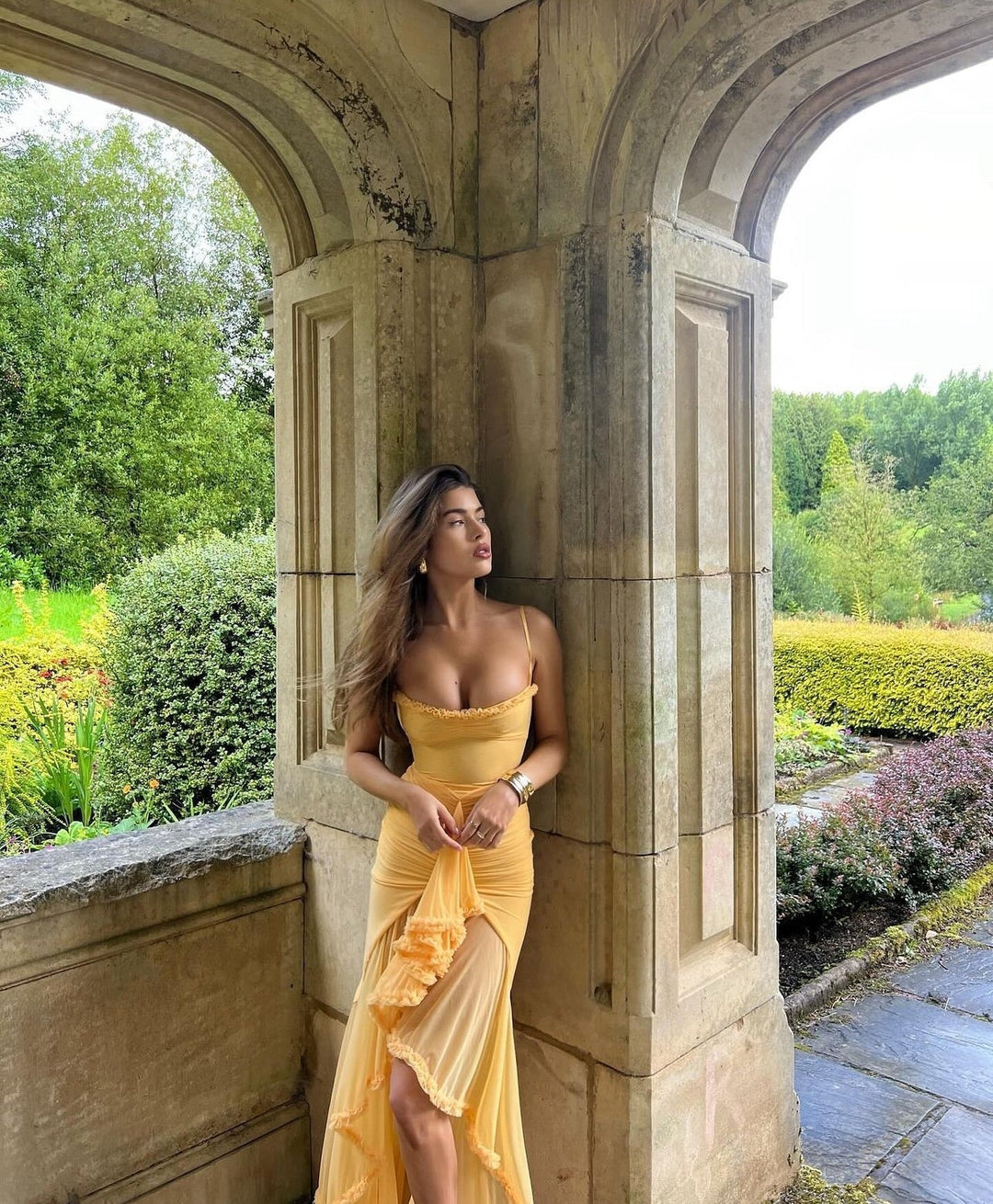 Fauna - Šaty s nařaseným volantem a zapínáním ve tvaru zobáku pro večírek